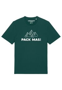 Dunkelgrünes T-Shirt aus Baumwolle, mit einem weißen Grafikdesign von Bergen und dem Text "PACK MAS!" in fetter Schrift. Standard Rundhalsausschnitt.