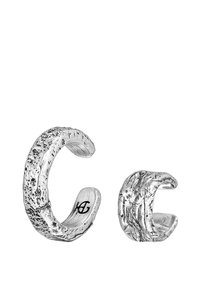 Örhänge i sterlingsilver med texturerade, organiska former. Har ett grovt ytmönster och en öppen design för justerbar passform.