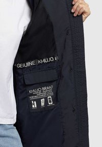 Marinejakke med mesh-interiør, der har forskellige lommer tilpasset til pas, smartphone, høretelefoner og andre småting.