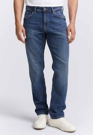 Blå denimjeans med rak passform, som har fem fickor, subtil sömnad och knappstängning, kombinerat med vita sneakers.