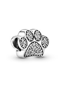 Ciondolo a forma di zampa d'argento con accenti in smalto nero, abbellito con piccole cristalli trasparenti sui cuscinetti della zampa e alla base per un finish testurizzato.
