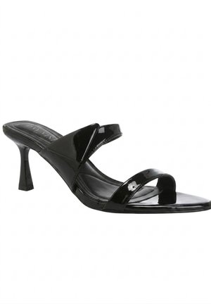 Sort laklæder mule sandal med to stropper og en slank midhøj udvidet hæl, åben tå-design.