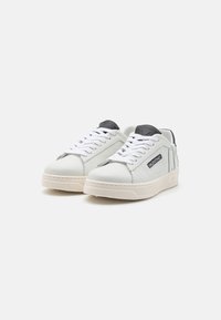 Valentino Tossud - white/black