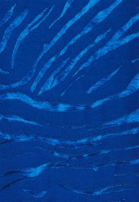 Tecido com um fundo azul escuro com linhas onduladas em azul mais claro, criando um padrão texturizado. A superfície é suave e bordada.