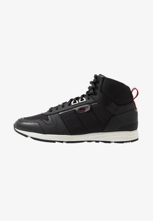 Zwarte hoge sneakers van een mix van soepel leer en textiel. Beschikt over een witte tussenzool, een rode accentlus en een vetersysteem.
