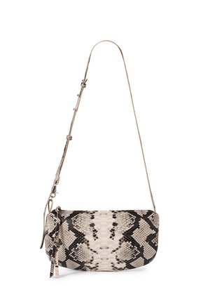 Kabelka přes rameno s nastavitelným popruhem a hadím vzorem v černé, bílé a béžové barvě, se zipem a přívěskem na zatahování.