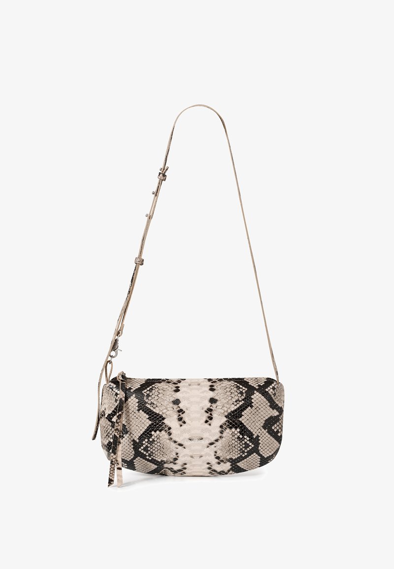 Bolso bandolera con correa ajustable y estampado de piel de serpiente en negro, blanco y beige, con una cremallera que tiene una lengüeta colgante.
