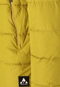 Gul pufferjacka med horisontella quiltade sektioner, en sidoficka med dragkedja och en svart logotyp med en bergdesign.