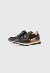 Schwarze und braune Sneaker mit einem Obermaterial aus glattem Leder und Wildleder, ausgestattet mit einem Reißverschlussakzent, strukturierten Schnürsenkeln und einer gepolsterten Sohle.