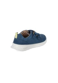 Blaue Lederschuhe mit weißer Sohle, ausgestattet mit zwei Klettverschlussriemen und einem Tab-Akzent an der Ferse. Glatte Textur und abgerundete Form.