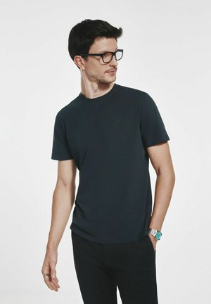 - T-shirt basic