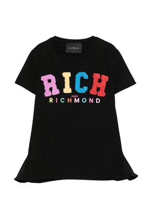 Maglietta nera a maniche corte con lettere colorate e testurizzate che formano la parola "RICH" sopra un testo più piccolo "John Richmond" multicolore sul davanti.