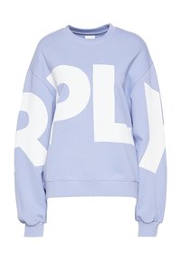Sweat-shirt violet clair avec de grandes lettres blanches en bloc partiellement visibles sur le devant et les manches, col rond et manches longues avec poignets.
