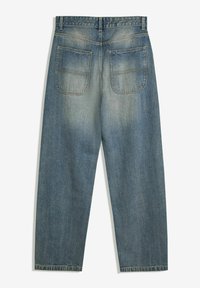 Lys blå denimjeans med lige ben-design, to baglommer og en frynset kant nederst. Blød tekstur med let falmning.