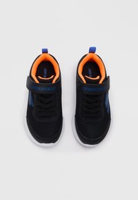Schwarze Netz-Athletikschuhe mit orangefarbener Innenauskleidung, blauen Akzenten, Schnür- und Klettverschluss sowie einer weißen Gummisohle.