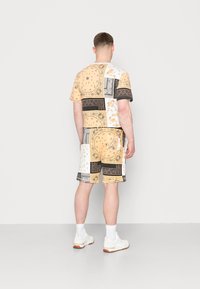 Von Dutch REES - Šortky - sand bandana