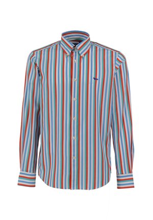 Camicia a righe con strisce verticali blu, rosse e bianche, colletto button-down, maniche lunghe e un piccolo logo blu sul petto.