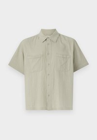 Camicia grigia chiaro a maniche corte realizzata in un tessuto testurizzato. Presenta un davanti con bottoni e due tasche sul petto. Design del colletto classico.