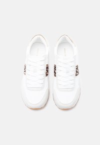 Λευκά αθλητικά παπούτσια με λεία υφή, διακοσμημένα με λεπτομέρεια σε λεοπάρ μοτίβο και λευκά κορδόνια. Στρογγυλερή μύτη και ελαφριά σόλα από καουτσούκ.