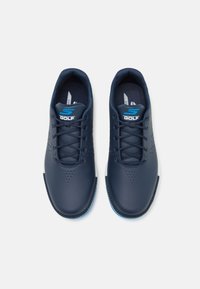 Marineblaue Golfschuhe mit einem glatten synthetischen Obermaterial, durchlöcherten Zehenelementen, kontrastierenden blauen Akzenten und einer weißen Sohle. Schnürdesign.