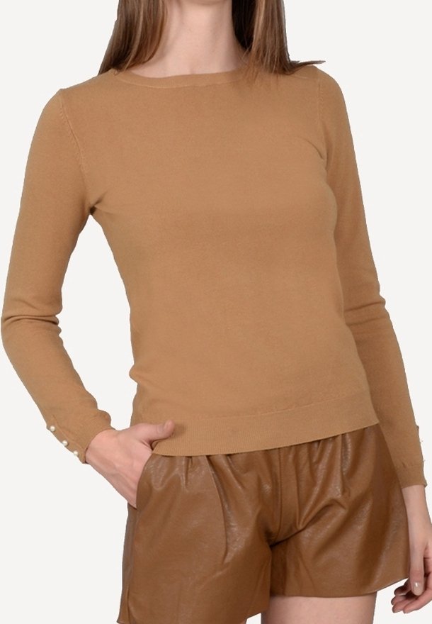 Donkerbruin, langemouw sweater in een aansluitend ontwerp, gemaakt van zacht materiaal, met een ronde halslijn en knoopaccenten op de mouwen.