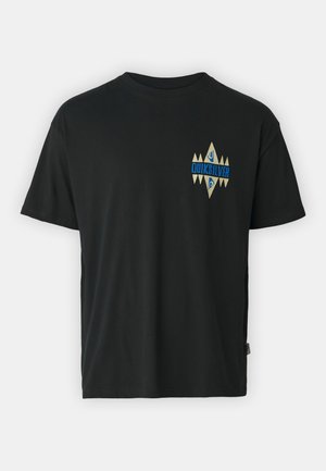 Μαύρο βαμβακερό μπλουζάκι με γραφικό σχέδιο σε μπεζ και μπλε στο αριστερό στήθος, με στρογγυλή λαιμόκοψη και κοντά μανίκια.