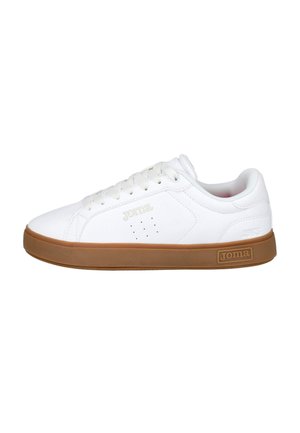 Zapatilla deportiva blanca de caña baja con suela de goma marrón, cordones blancos y nombre de la marca "Joma" en el lateral y en la suela.