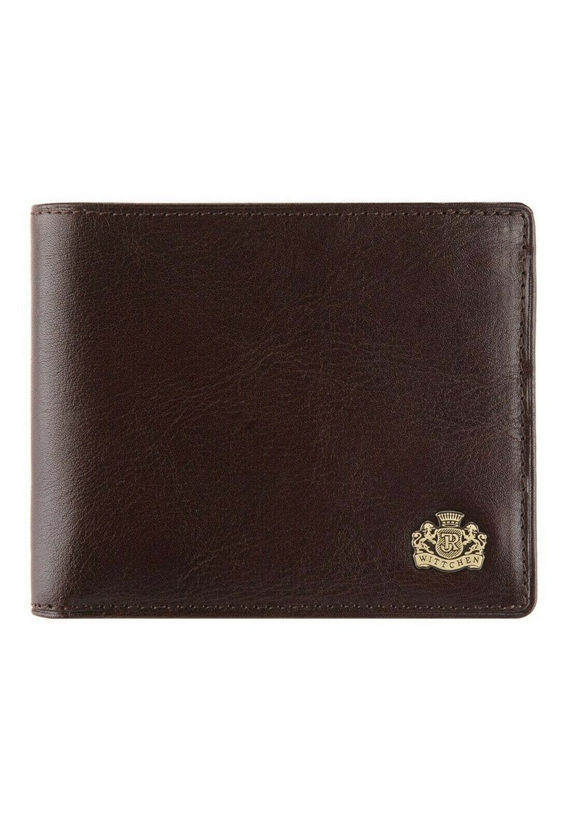 Cartera de cuero marrón con una textura suave, diseño de dos pliegues y acento de logo dorado en la esquina inferior derecha. Estilo compacto y minimalista.