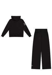 Sudadera negra con capucha ajustable y texto en la manga, combinada con pantalones anchos negros a juego. Textura suave y ajuste relajado.