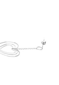 Gioiello a forma di cuore in argento con anelli sovrapposti, dotato di una catena di perline e di un'accattivante accentuazione trasparente a un'estremità. Superficie liscia.