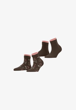 Twee paar enkelsokken, één effen donkerbruin met roze boorden, en één donkerbruin met roze en witte bloemenpatronen en roze boorden.