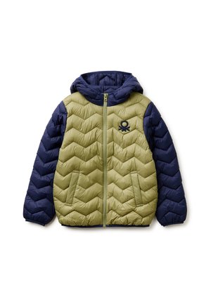 Chaqueta acolchada con capucha, cuerpo en verde oliva, mangas azul marino, cremallera completa frontal, dos bolsillos delanteros y pequeño logo en el pecho izquierdo.