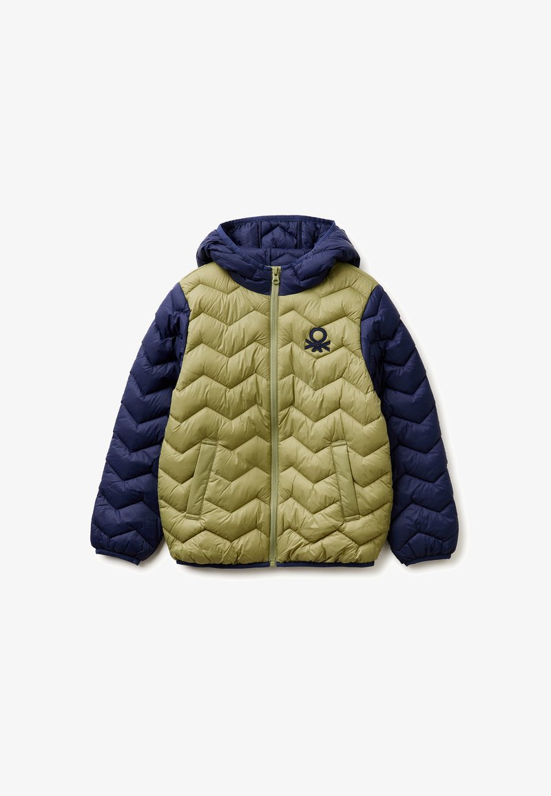 Chaqueta acolchada con capucha, cuerpo en verde oliva, mangas azul marino, cremallera completa frontal, dos bolsillos delanteros y pequeño logo en el pecho izquierdo.