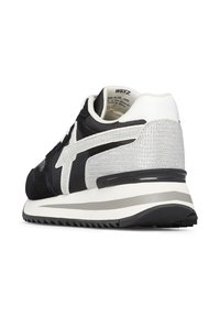Sneaker in bianco e nero con tomaia in suede e mesh, dettagli argentati, pannello posteriore testurizzato e suola in gomma spessa. Supporto del tallone rinforzato.
