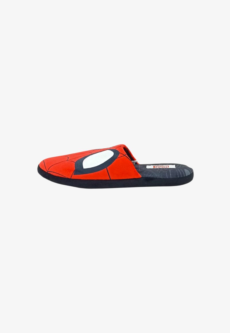 Pantofole di tessuto rosso con un motivo a ragnatela, suola nera e un grande emblema di ragno bianco sulla parte anteriore. Progettate per il comfort.