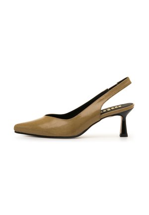 Escarpin à talon open-toe en cuir tan, avec un bout pointu et un talon noir élégant. Texture lisse avec un minimum de détails et une finition légèrement brillante.