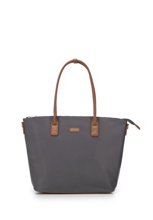 Šedá taška přes rameno s hnědými koženými detaily, hladká textura, zipové uzavření a dvojité uchy. Obsahuje značkový detail na přední straně.