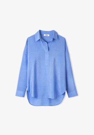 Světle modrá košile s dlouhým rukávem, límečkovým výstřihem, knoflíkovou légou a mírně zakřiveným spodním lemem. Vyrobena z hladké, měkké tkaniny.
