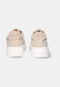 Zapatillas beige con un dorso de print de leopardo texturizado en tono marrón, suela blanca y detalle de marca dorado en el talón. Material de cuero suave.