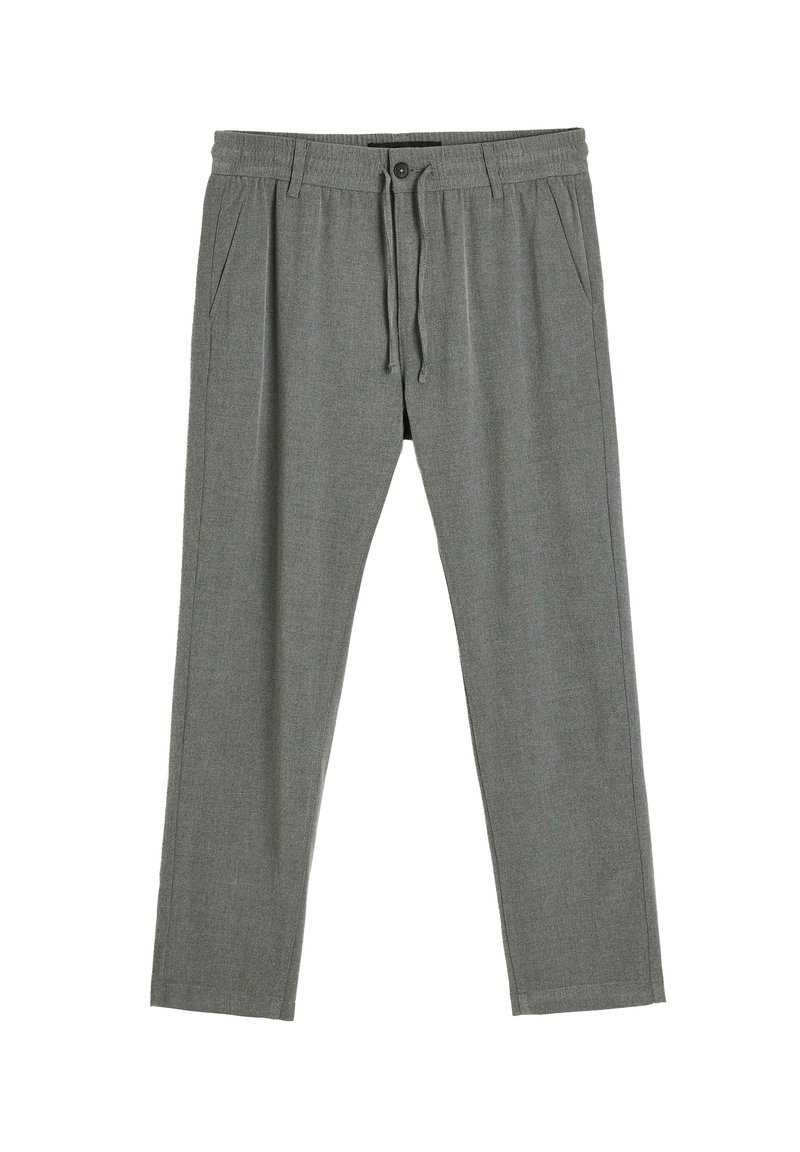 Szare, plecione spodnie z regulowanym paskiem, dwiema bocznymi kieszeniami i zwężanym krojem nogawek. Gładka tekstura z subtelnym wzorem.