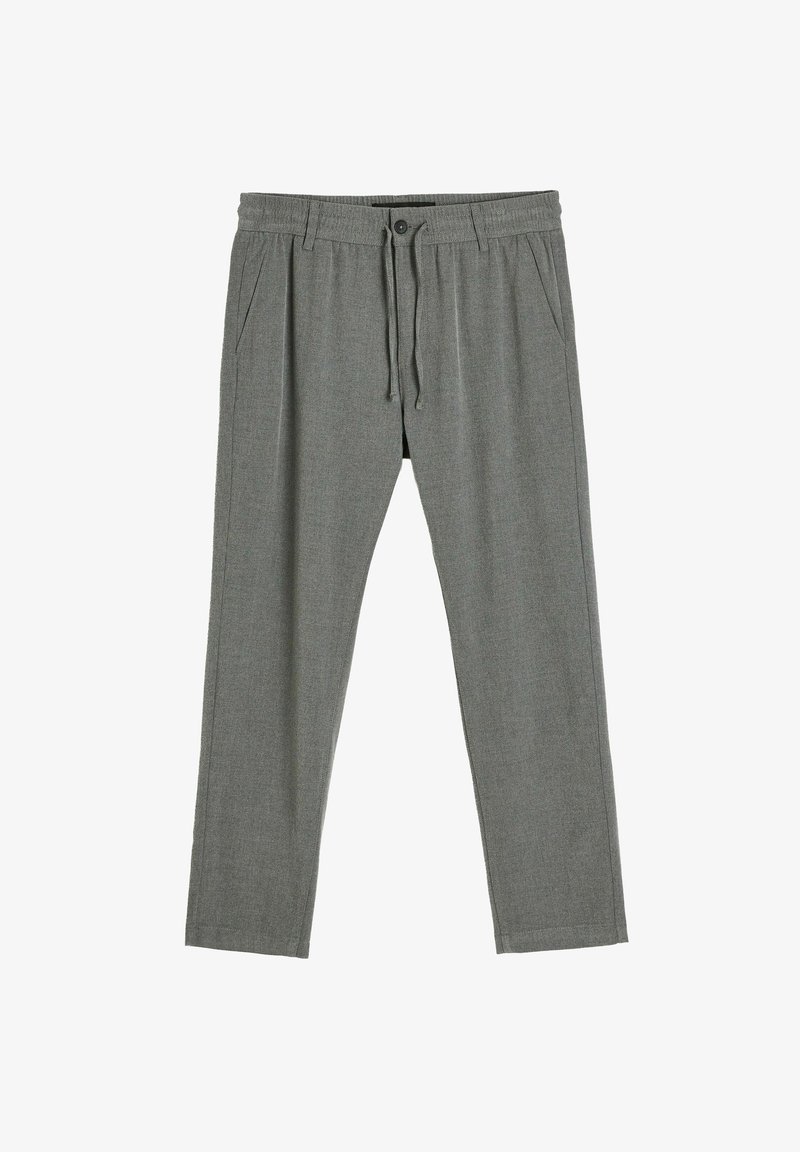 Szare, plecione spodnie z regulowanym paskiem, dwiema bocznymi kieszeniami i zwężanym krojem nogawek. Gładka tekstura z subtelnym wzorem.