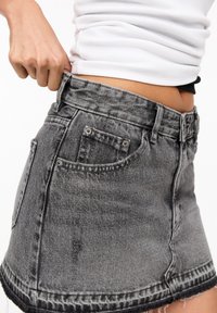 Grijze denim mini-jurk met een rafelige zoom, vijf zakken ontwerp en zichtbare stikdetails; hoge taille pasvorm, gemaakt van een katoenmix.