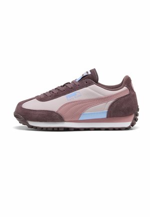 Low-Top Puma Easy Rider Sneaker in gedämpften Pink-, Mauve- und Hellblautönen mit Velours- und Lederpaneelen sowie einer strukturierten Gummisohle.