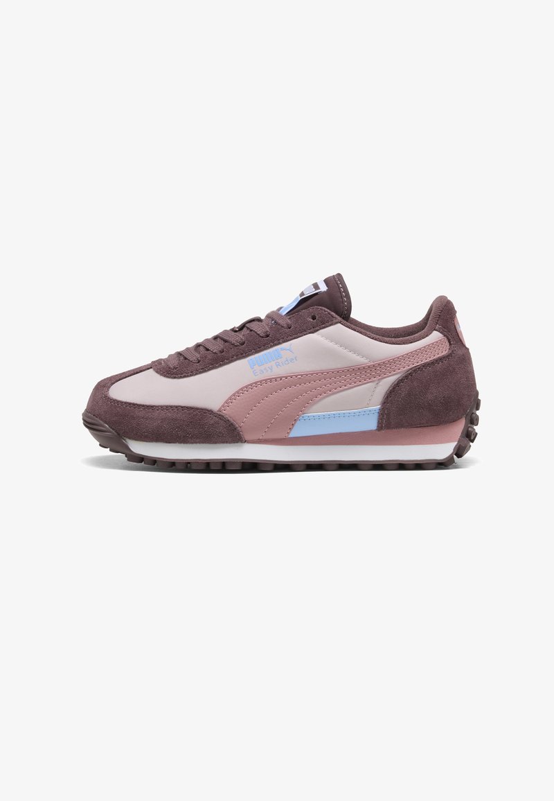 Basket basse Puma Easy Rider en rose pâle, mauve et bleu clair, avec des panneaux en daim et cuir et une semelle en caoutchouc texturée.
