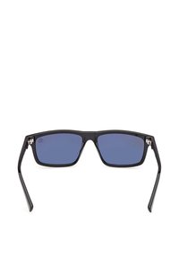 Lunettes de soleil rectangulaires noires avec des verres teintés bleu foncé et des branches droites, vues de face sur un fond blanc.