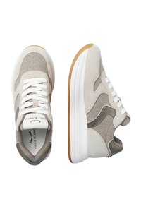 Beżowe i szare sneakersy z zamszową cholewką, białymi sznurowadłami i gumową podeszwą. Charakteryzują się zaokrąglonym noskiem i wyściełanym kołnierzem dla większego komfortu.