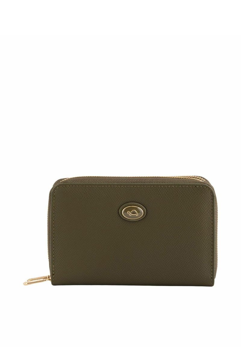 Cartera verde oliva en cuero vegano texturizado, con cierre de cremallera en tono dorado y acento de logo en la parte frontal. Diseño rectangular.
