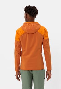 Giacca a vento di un vivace arancione, con cappuccio regolabile e pannelli delle spalle arancioni a contrasto. Leggera, di texture liscia, con un design aderente.