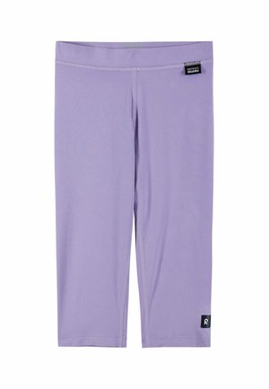 Lavendelfarbene, knieumspielende Leggings mit flachem Bund und kleinen schwarzen Etiketten an oberer rechter Hüfte und unterem linken Bein.