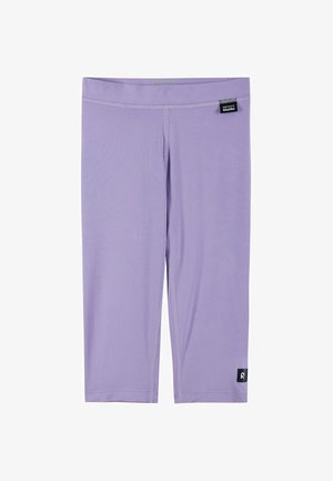 Lavendelfarbene, knieumspielende Leggings mit flachem Bund und kleinen schwarzen Etiketten an oberer rechter Hüfte und unterem linken Bein.
